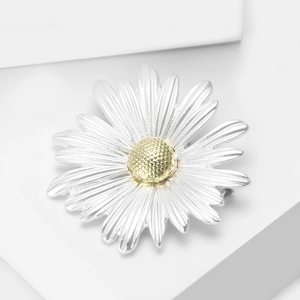 Élégante broche marguerite argentée avec cœur doré sur fond blanc minimaliste