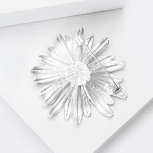 Élégante broche marguerite argentée avec pétales multicouches et fermoir en métal sûr