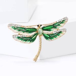 Vue détaillée de la broche libellule en émail vert avec strass étincelants et dorure fine