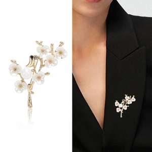 Broche élégante fleur de prunier et oiseau avec pétales en émail blanc et perles