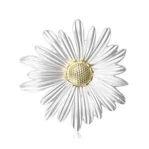 Broche marguerite minimaliste avec pétales argentés et centre doré sur fond blanc