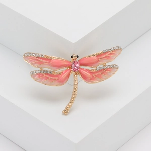 Détail de la broche libellule en émail rose et strass scintillants sur alliage doré