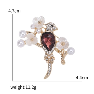 Exquisite gold bird brooch with red gemstone, pearls and white diamonds 4.7cm x 4.4cm
