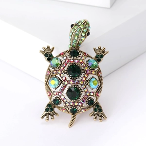 Broche tortue vintage dorée sertie de cristaux vert émeraude et strass irisés