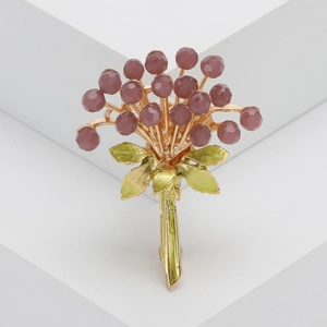 Broche bouquet élégante avec strass roses et feuilles vertes sur base dorée brillante