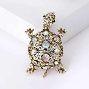 Broche tortue rétro sertie de strass AB étincelants sur un socle blanc minimaliste