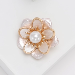 Elegante broche de flor de camelia con perla central y acabado de esmalte rosado