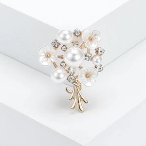 Elegante spilla bouquet di perle con petali in smalto bianco e strass su base dorata