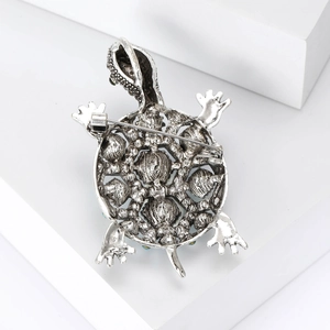 Vue détaillée arrière de la broche tortue vintage montrant l'épingle et la texture creuse