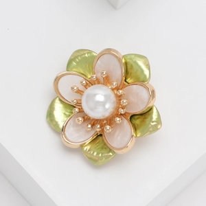 Elegante spilla a camelia in smalto con petali bianchi e centro in perla su supporto