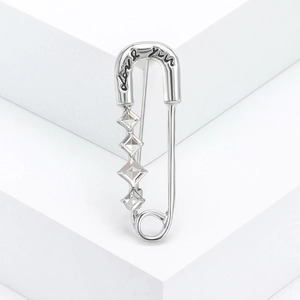 Broche trombone argentée élégante avec gravure et pierres en zircone carrées