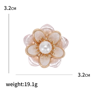 Elegante spilla a forma di camelia in smalto con perla centrale e lega dorata