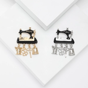 Vintage Alloy Sewing Machine Brooch With Scissors Ruler Thimble Spool Pendants Retro Black Enamel Pin For Women Accessory