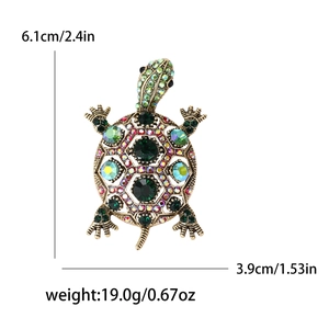 Broche tortue vintage dorée avec cristaux vert émeraude et accents de strass colorés
