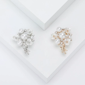 Elegante Spilla a Bouquet di Fiori in Lega con Künstliche Perle Imitazione Strass Smalto Floreale Gioielli di Moda per Donna Abiti Festa