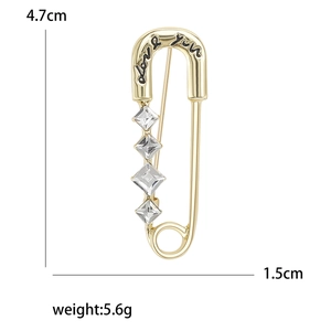 Broche trombone minimaliste dorée avec strass étincelants et gravure Love You