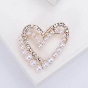 Elegante spilla a cuore dorata con perle bianche e strass scintillanti per abiti