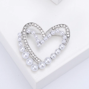 Spilla a cuore elegante con perle e cristalli su supporto in argento minimalista