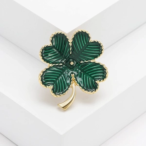 Broche trèfle à quatre feuilles élégante en émail vert avec une finition dorée chic