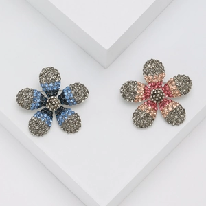Elegant Alloy Flower Brooch With Gradient Rhinestone Inlaid Fashion Crystal Plant Pin For Women Jewelry Gift Accessories