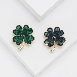 Broche Trèfle à Quatre Feuilles en Émail d'Alliage Vintage pour Femme Accessoire de Costume Floral Élégant en Huile d'Égouttement pour Banquet