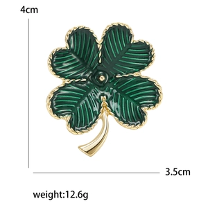 Broche trèfle à quatre feuilles en émail vert et finition dorée, taille 4cm x 3,5cm