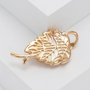 Élégante broche feuille dorée avec incrustation de nacre vue de l'arrière