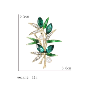 Broche bambou en alliage doré avec cristaux verts et perles, hauteur 5,2 cm et largeur 3,6 cm
