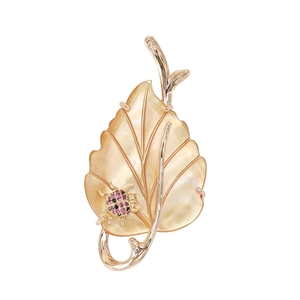 Broche élégante en forme de feuille dorée avec nacre naturelle et coccinelle en cristaux