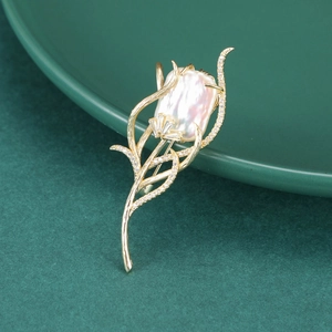 Eleganter Goldener Tulpen-Brosche mit Barockperle und mikro-gepflasterten Kristallen