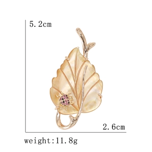 Broche élégante en nacre forme feuille avec coccinelle, guide de taille 5,2 x 2,6 cm