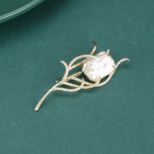 Elegante Tulpenbrosche mit Barockperle und Zirkonia in vergoldeter Ausführung