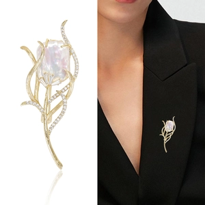 Elegante goldene Tulpenbrosche mit Barockperle und Zirkonia am schwarzen Anzugrevers