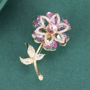 Spilla a fiore elegante con cristalli a cuore viola e rosa e dettagli in zircone