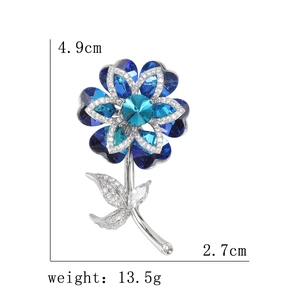Elegante spilla a fiore con cristalli blu e zirconi con dimensioni 4.9cm x 2.7cm
