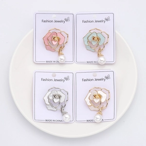 Set aus vier eleganten Kamelien-Broschen in Rosa Blau und Weiß mit Perlenanhängern