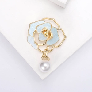 Eleganter Kamelienblüten-Brosche mit blauen Muschel-Blütenblättern und weißer Perle