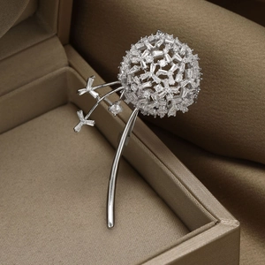 Élégante broche pissenlit en argent et zircons sur boîte à bijoux en soie marron