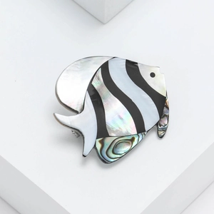 Broche élégante en forme de poisson tropical avec nacre naturelle sur pierre blanche