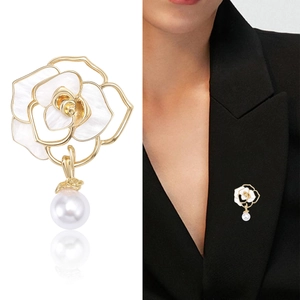 Eleganter Kamelien-Anstecknadel mit weißem Perlenanhänger für Blazer und Anzüge