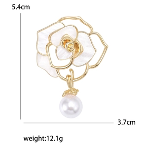 Elegante goldene Kamelienbrosche mit Perlmuttblättern und weißem Perlenanhänger