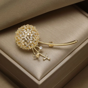 Broche pissenlit dorée élégante avec oxydes de zirconium blancs sur boîte en satin