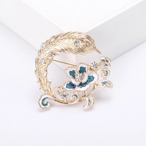Détail de la broche fleur et plume en émail avec dégradé bleu-blanc et zircons brillants