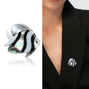 Élégante broche poisson tropical avec incrustations en nacre naturelle et reflets