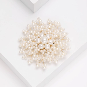 Broche perle élégante en forme de flocon de neige avec tissage doré pour femmes