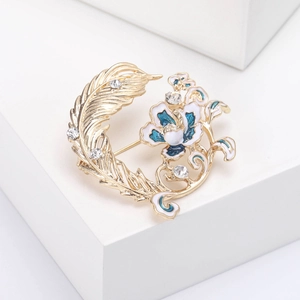 Détails de la broche vintage avec plumes en émail, fleurs et cristaux étincelants