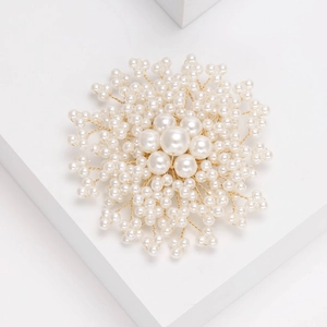 Broche flocon de neige élégante en perles blanches et fil doré au motif radial