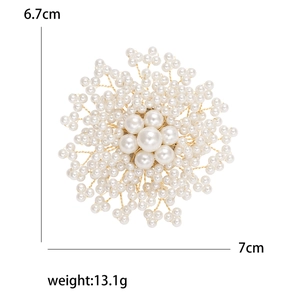 Broche fleur dorée élégante avec perles d'imitation et motif flocon de neige, 7 cm