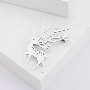 Minimalistische silberne Hirschbrosche aus Edelstahl mit elegantem Geweih auf Podest
