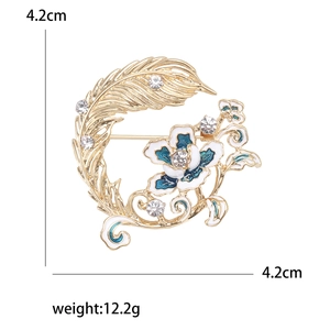 Broche fleur plume élégante avec émail et strass en métal doré taille 4,2 cm